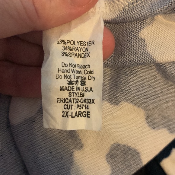 NWOT. Woman’s long sleeve v neck top. - Picture 8 of 8